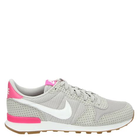 nike schoenmaten dames|nike noppen damesschoenen.